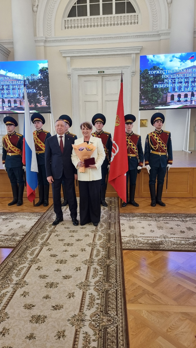 Беглов А.Д. вручает награду нашему руководителю Федоровой М.В. 