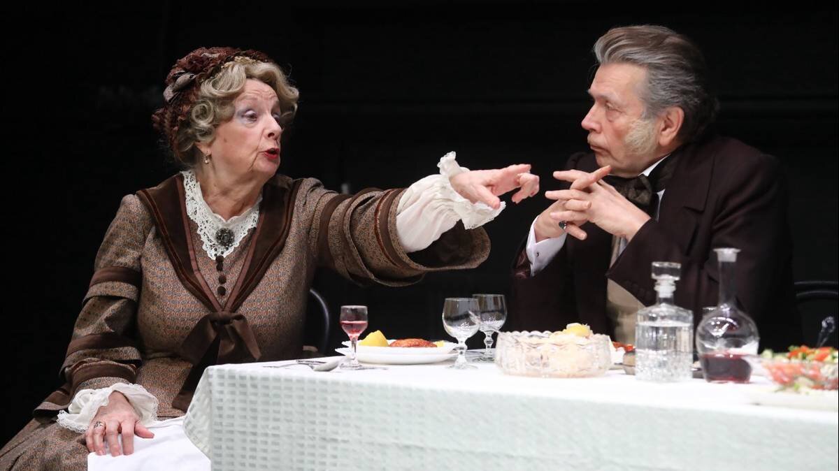    Мария Кнушевицкая в роли помещицы Звонкиной и Александр Бобровский в роли Карпа Искрина в спектакле «Замужняя невеста» / Фото: Артур Новосильцев / АГН Москва