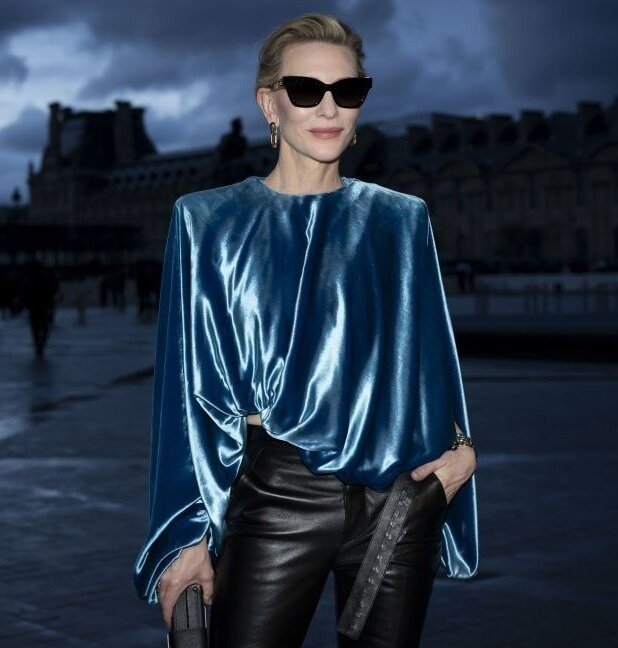 На Неделе моды в Париже актриса Кейт Бланшетт продемонстрировала нестандартный подход к сочетанию одежды, явившись на показ Louis Vuitton в эффектном образе, сочетающем элементы уличного стиля и...