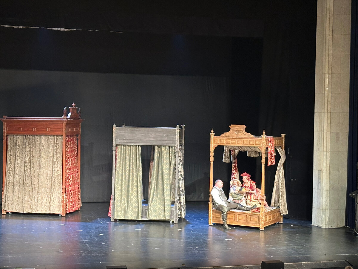 На сцене появились актрисы Пизанского театра, выдающие в трактире себя за знатных дам.