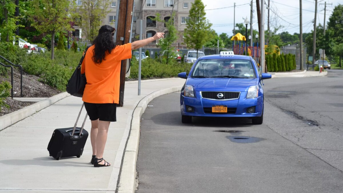     Цены на поездки в такси в Ростовской области поднялись из-за повышения стоимости содержания автомобилей. Об этом корреспондент RostovGazeta узнал от водителя в такси.