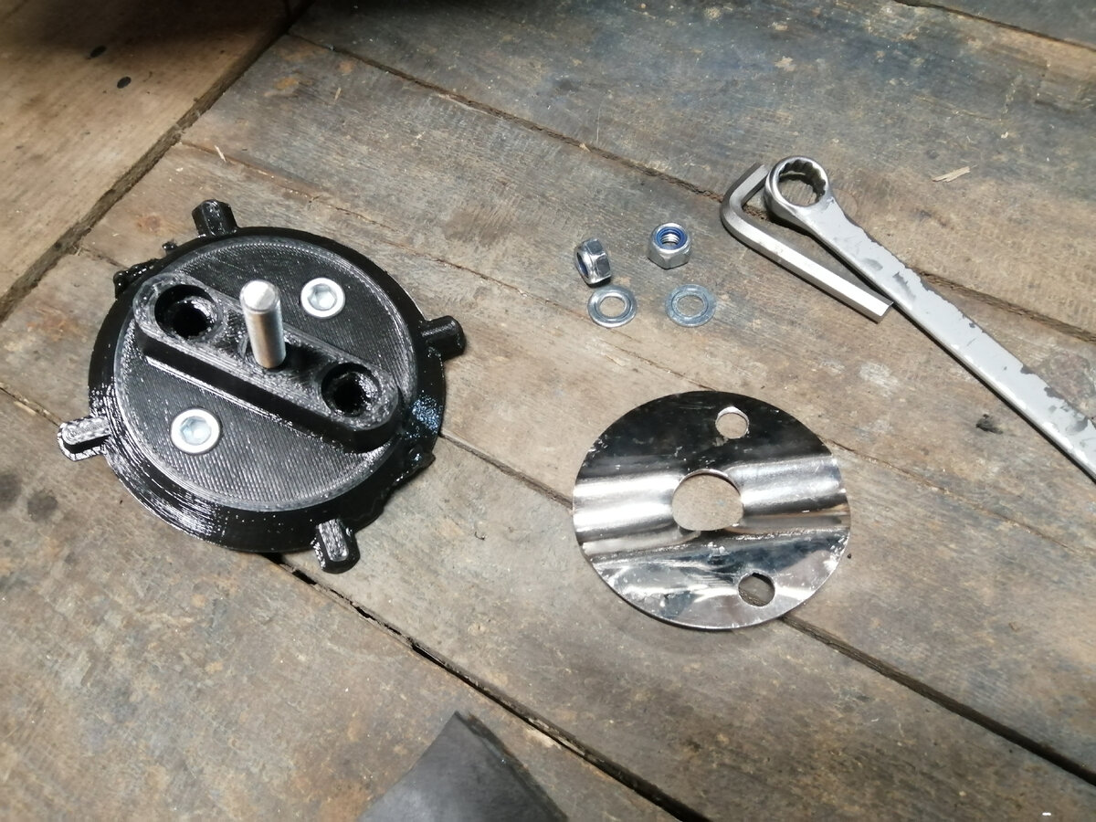 Кронштейн для крепления канистры готов к установке.