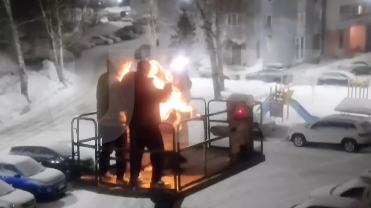     В Уфе группа молодых людей поднялась на автокране на четвертый этаж. Таким образом они хотели поздравить с днем рождения свою подругу. Об этом пишет Telegram-канал UTV.