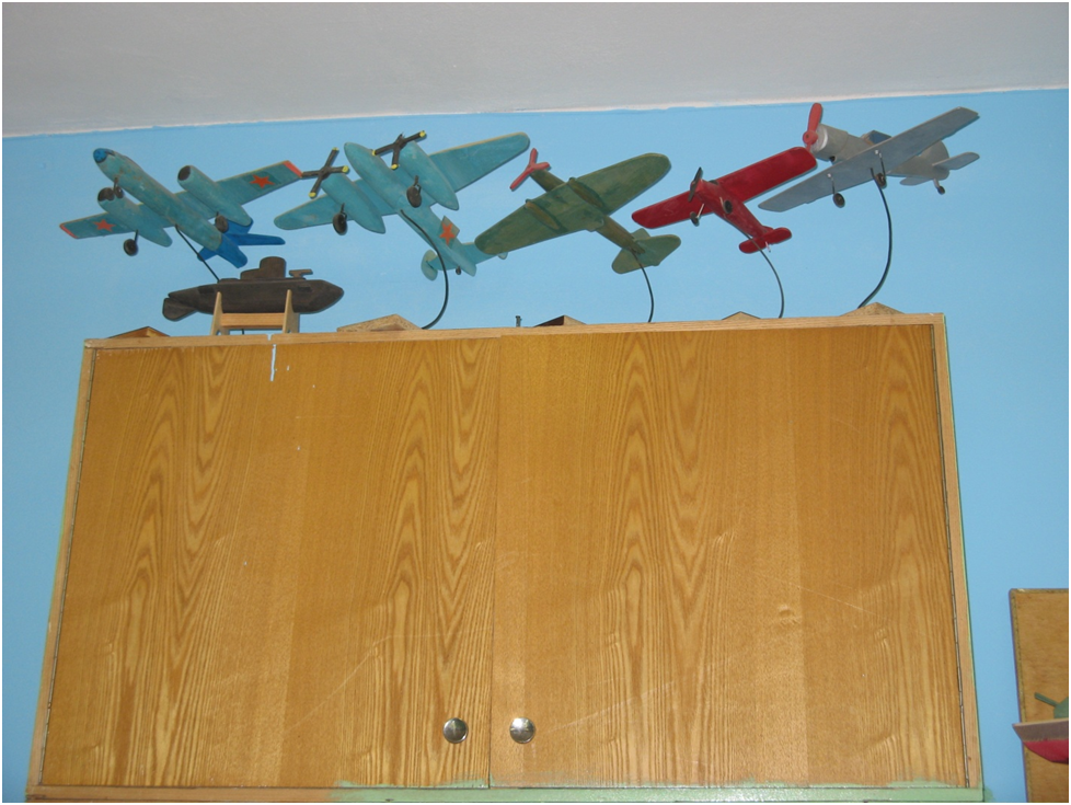 На снимке - крайняя справа - модель советского спортивного самолета Як-52, созданного авиаконструктором Александром Сергеевичем Яковлевым.  Модели самолетов слева - направо Ил-28, Ту-2, Ил-2, Як-12 и Як-52. Фото автора.
