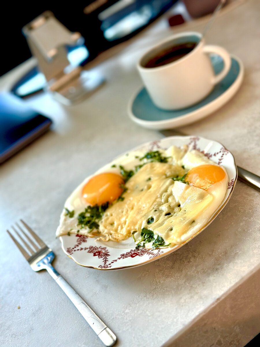 Но сначала стандартный завтрак! Фото автора канала.