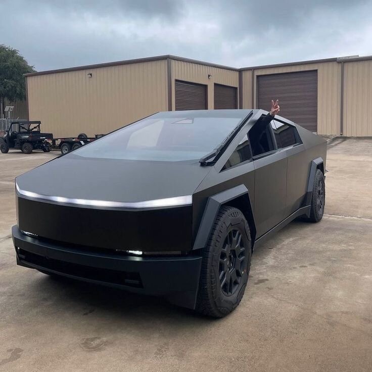 Tesla Cybertruck - это электрический пикап с необычным дизайном и высокими техническими характеристиками. Он был представлен в ноябре 2019 года и быстро стал объектом повышенного интереса со стороны поклонников марки и просто любител