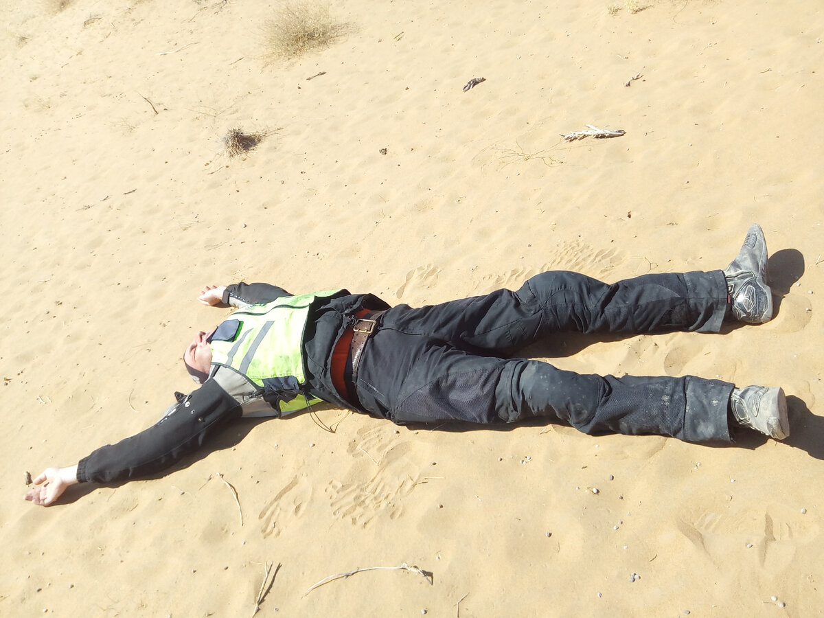 Хороший экип позволяет валяться и в жарких песках пустынь...