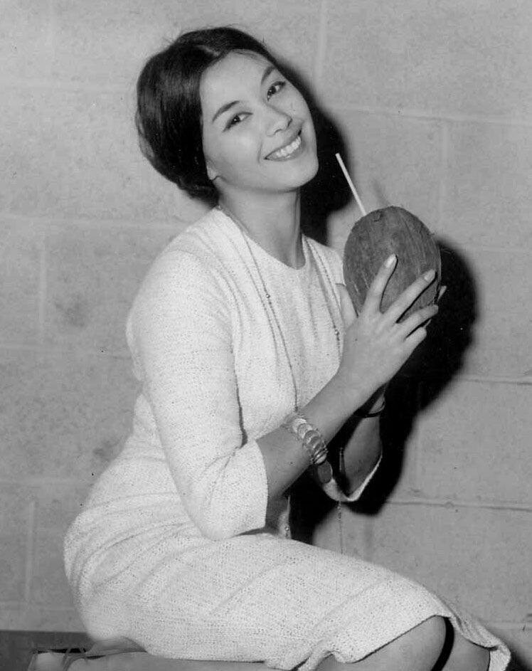 "В девушке должны быть красивы две вещи — это взгляд и губы, потому что  взглядом она может влюбить, а губами доказать, что любит.-8