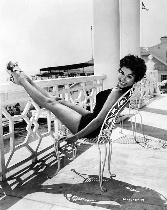 "В девушке должны быть красивы две вещи — это взгляд и губы, потому что  взглядом она может влюбить, а губами доказать, что любит.-4