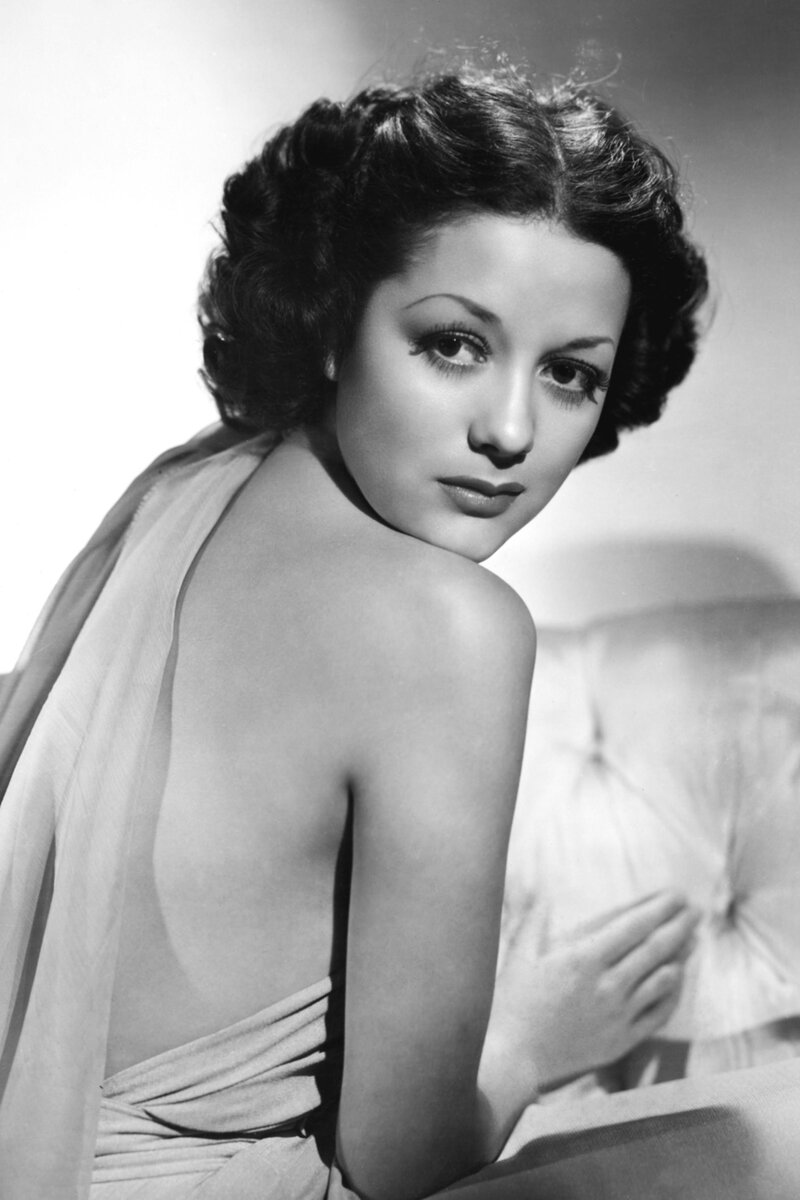 "В девушке должны быть красивы две вещи — это взгляд и губы, потому что  взглядом она может влюбить, а губами доказать, что любит.-11