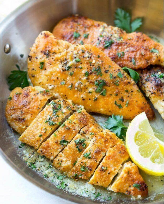 Куриная грудка цоцхали. Куриная грудка в духовке. Жареное куриное филе на сковороде. Сочная куриная грудка на сковороде. Филе куриной грудки на сковороде.