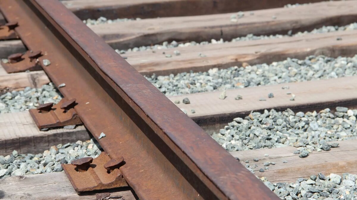     В Волгограде автомобилист припарковал свою машину прямо на трамвайных путях. Правда, сделал он это на резервном кольце на улице 7-й Гвардейской.