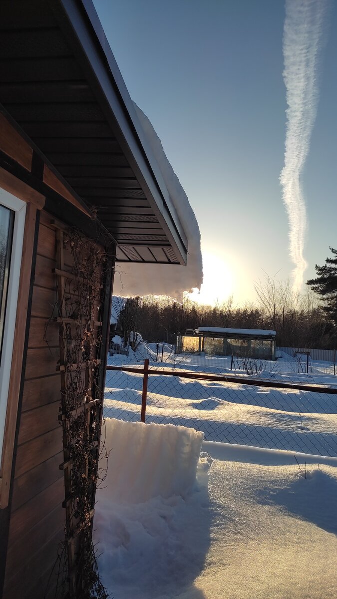 Снег шустро сползает. 