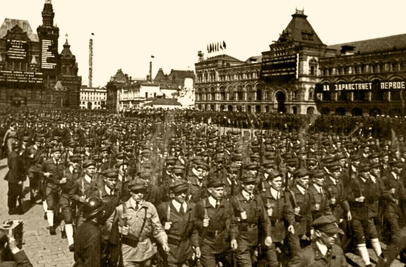 Осоавиахимовцы маршируют по Красной площади