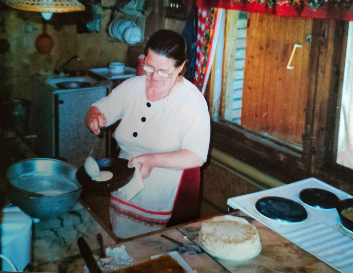 Фото из домашнего архива автора. Бабушка на кухне деревенского дома, лето 1998 г.
