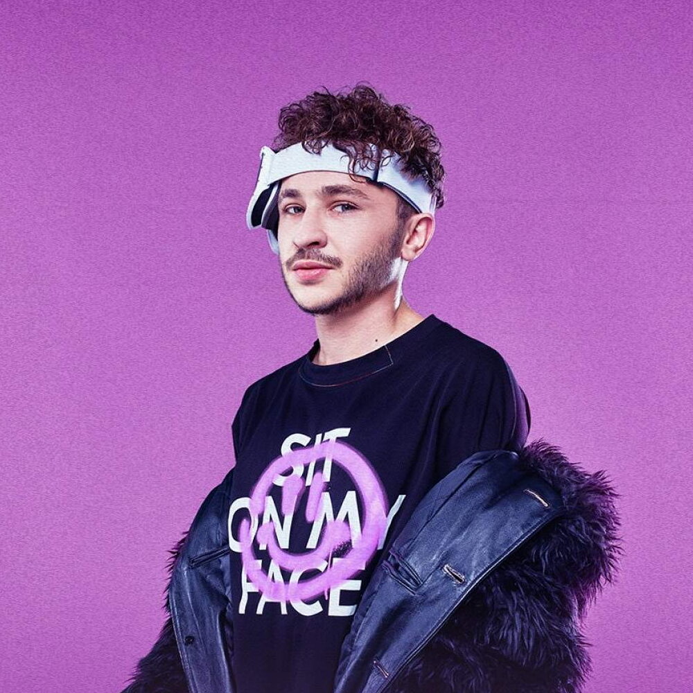 Сочинять песни которые восплотятся как гимн  для выпускных - это непростая задача. В прошлом десятилетии одиннадцатиклассники танцевали под "Детство" Шатунова, младшие братья изящно уходили под "Районы, кварталы" Зверей, а десятиклассникам достался "медлячок" от Басты. Сейчас двадцать первый год, самое время для перемен. Мечтательная баллада "Я в моменте" от Эльдара Джарахова и Markul'а имеет все шансы стать символом прощания со школой в нашу эпоху. Однако мало кто знает, что этот хит был создан практически случайно... 
Эльдар Джарахов - известный российский блогер и исполнитель, у которого уже есть несколько популярных треков. Не так давно он выпустил сингл "Я в моменте", в записи которого принял участие Маркул, а мотив - не что иное, как кавер на песню группы The Hatters "Я делаю шаг". Эльдар поделился отрывком этой композиции в своем TikTok еще в апреле. И вот теперь вышла полноценная песня, которую сам исполнитель назвал "гимном этого лета". Лирическое видео к песне на официальном канале Эльдара уже просмотрели более 1 миллиона пользователей.

Песня имеет запоминающийся ритм. Сразу после первой фразы захочется продолжать петь. Она начинается с этой самой фразы. Главный герой песни живет яркими моментами своей жизни. Он находит их в мелочах и не замечает, как быстро летит время. Солнце, ветер и другие небольшие детали - вот что привлекает внимание героя. Но он не реагирует на необоснованную критику и агрессию. Он уверен, что все те, кто раньше не верил в него, теперь жалеют об этом. Молодой человек уверен, что его ждут много новых достижений, в том числе "раскрасить Питер" своими яркими эмоциями. Пока он идет по выбранному пути и не жалеет об этом. Затем повторяются начальные строки, которые также являются припевом.