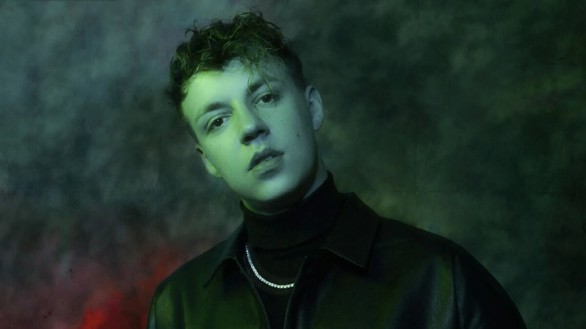 Герой делится тем, что всю свою жизнь он движется. Он достигает разных целей, выбирает свой путь, допускает ошибки. Для него это значительно лучше, чем вести рутинную жизнь. Раньше ему не хватало времени, чтобы насладиться простыми радостями жизни. Теперь он понял, что это и есть настоящий смысл существования. Под фразой "перезагрузить ленту" он не имеет в виду перезагрузку социальных сетей в интернете. Он имеет в виду "ленту" впечатлений, радости и живого общения. 
Это стало одним из осознаний героя - реальная жизнь дороже виртуальной. Многие из нас уже забыли, как выглядят звезды на небе. Многим сложно вспомнить, когда они в последний раз смотрели на закат вместе с близкими людьми. Герой уверен, что все это из-за спешки. Ему не терпелось "стать взрослым".

А в его душе жил ребенок, который хотел другого, из-за чего легко потерять наивность и доброту. Ему вспоминаются моменты, когда он жил бедно, носил поношенную одежду и обувь. Герой задается вопросом - стал ли он счастливее с тех пор или даже наоборот? Но несмотря на упущенные моменты, герой песни осознает, что теперь он может сделать свою жизнь ярче и интереснее. Затем снова повторяется припев, который становится полноценным выводом из всей этой ситуации. Лучше жить моментом, наслаждаться им, чем существовать в постоянной спешке и slowly wither away.