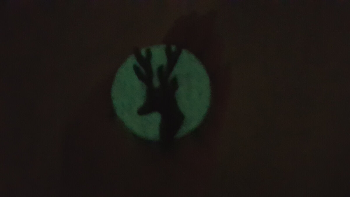 Кулон "Патронус" во тьме. Слой светящихся ниток плотный, поэтому светится он действительно достаточно ярко (хотя для фото приходится докручивать яркость)