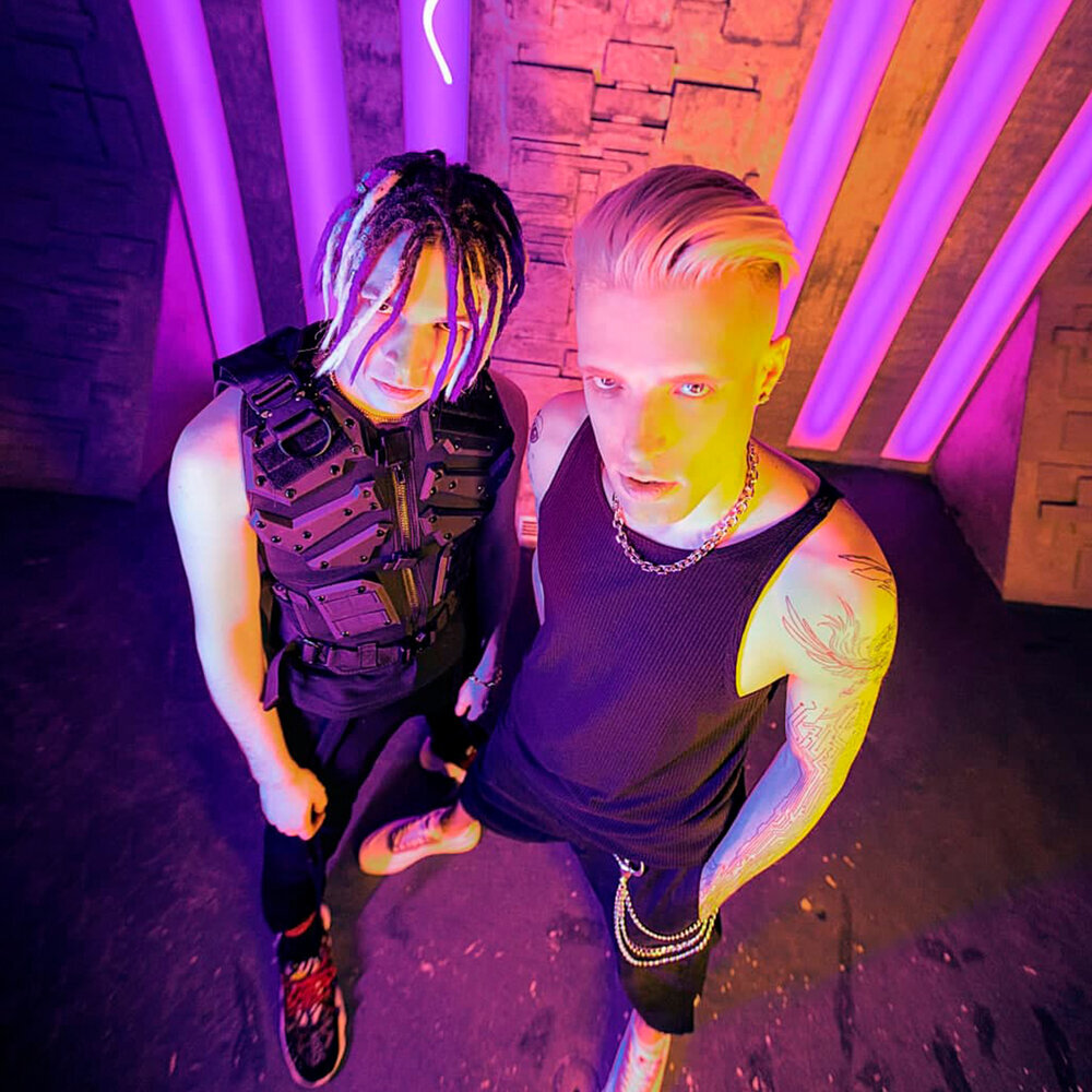 Припев подчеркивает желание танцевать и особые качества человека, с которым они танцуют. Певец упоминает опьянение их взгляда и желание влюбиться. В тексте ощущается срочность и признание того, что завтра может никогда не наступить, поэтому они должны наслаждаться танцем и моментом здесь и сейчас. 
Во втором куплете текст описывает опьянение и состояние неопределенности, возможно, в метафорическом смысле, отсылает к трансцендентному состоянию или погружению в магию танца. Певец выражает свое очарование девушкой и признает, что могут быть и другие красивые женщины, но ни одна не сравнится с ней. Текст вновь подчеркивает желание танцевать и желание полностью влюбиться.

В целом, "Танцы" передают волнение, красоту и, возможно, опасное очарование танца с обворожительным человеком, подчеркивая мимолетность момента и желание полностью им насладиться. Клип к этой песне стал лидером просмотров на YouTube всего через два месяца после премьеры. Видеоряд отсылает к стилистике 90-х годов. Главными героями клипа являются гопники в спортивных костюмах, которые скучают на берегу реки. Заметив на другой стороне компанию "мажоров", в которой выделяется одна привлекательная девушка, двое гопников садятся в лодку и переплывают реку, чтобы познакомиться с ней поближе. Но как только "мальчики-мажоры" замечают их, они быстро разбегаются, а девушка звонит кому-то по телефону. В результате двух гопников встречает полиция и они оказываются в патрульной машине.

Несмотря на то, что наличие юмористического подтекста в клипе очевидно, стилистика видео вызвала неоднозначные мнения у некоторых зрителей. Романтическая атмосфера, созданная музыкой и словами, резко контрастирует с сюжетом и визуальной составляющей клипа. Именно это несоответствие ожиданиям визуализации любовной истории помешало тем, кто услышал песню раньше, чем увидел клип, полностью оценить авторский юмор и сюжет. Но большинство зрителей приняло клип «на ура», и это подтверждается количеством просмотров и комментариев к нему.