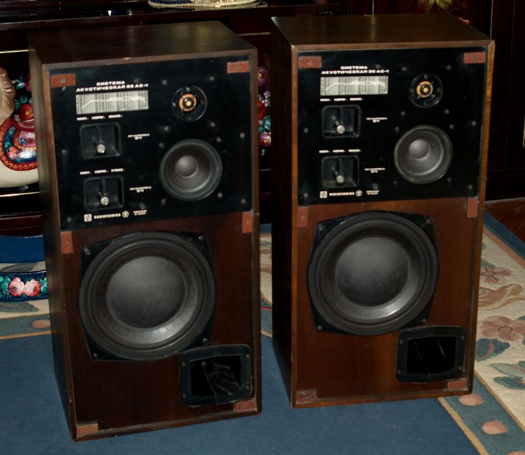 Акустические системы 35 АС с выходной мощностью 35 ватт каждая 