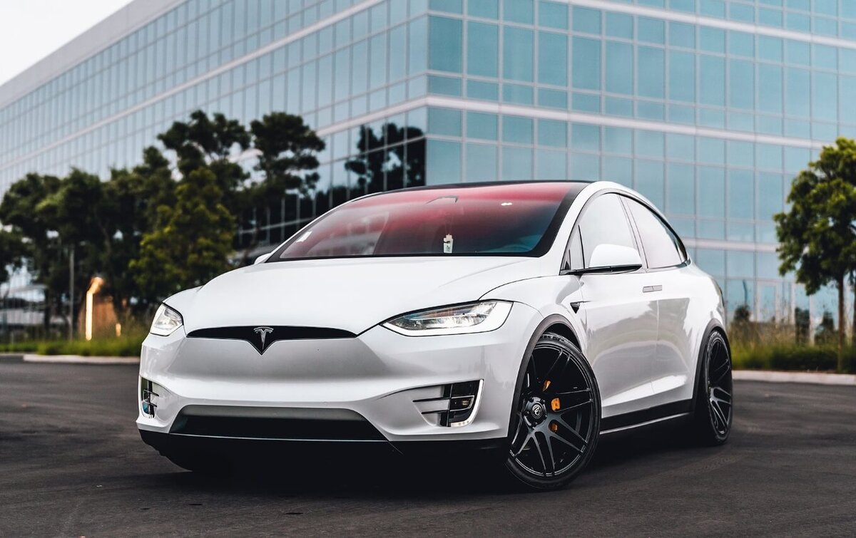    Смерть известной миллиардерши связана с автомобилем Tesla Model X