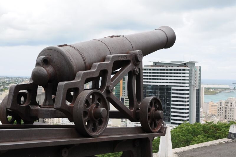 Эти пушки никогда не стреляли. Похоже на неуловимого Джо - Порт-Луи никогда не защищали, потому что он никому не нужен