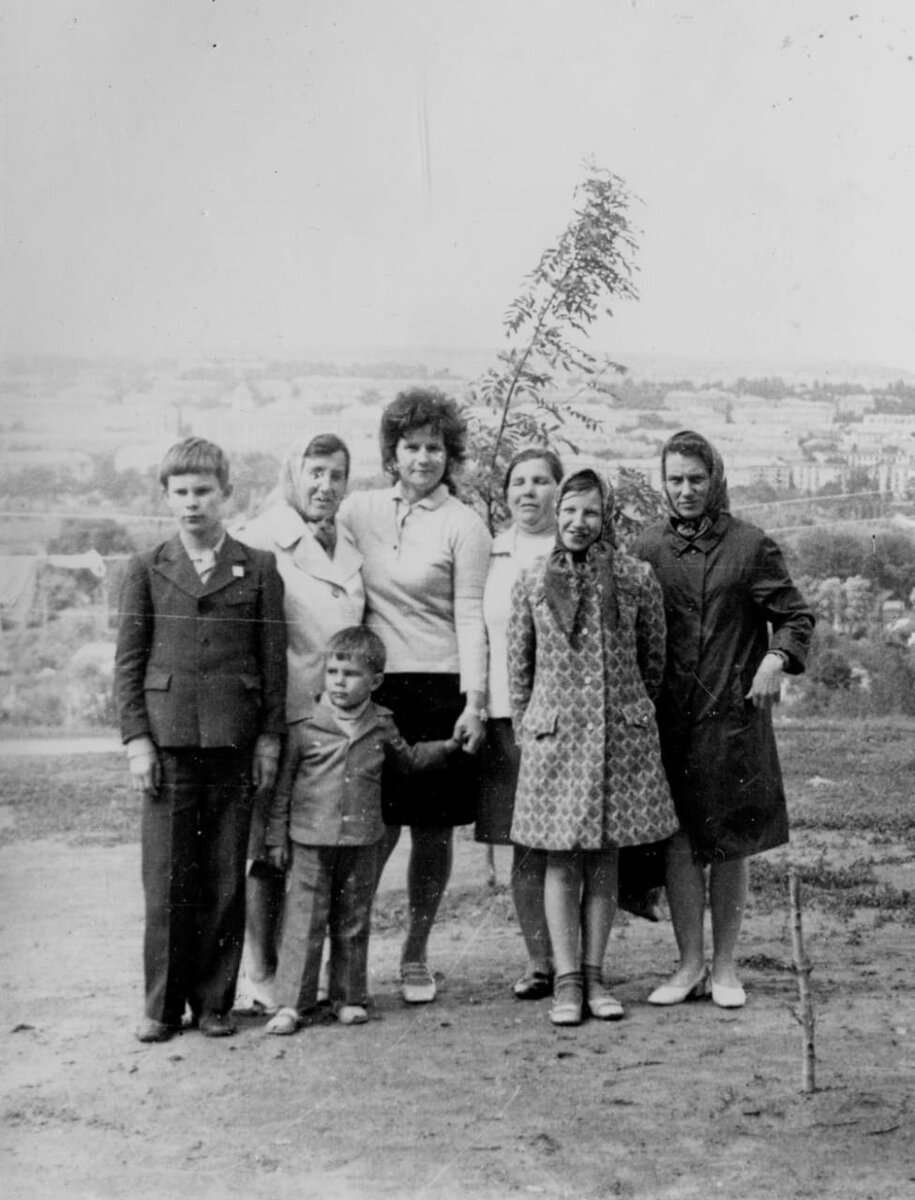 Мама, старший брат и я с родственникам из Белгорода, 1976 год.