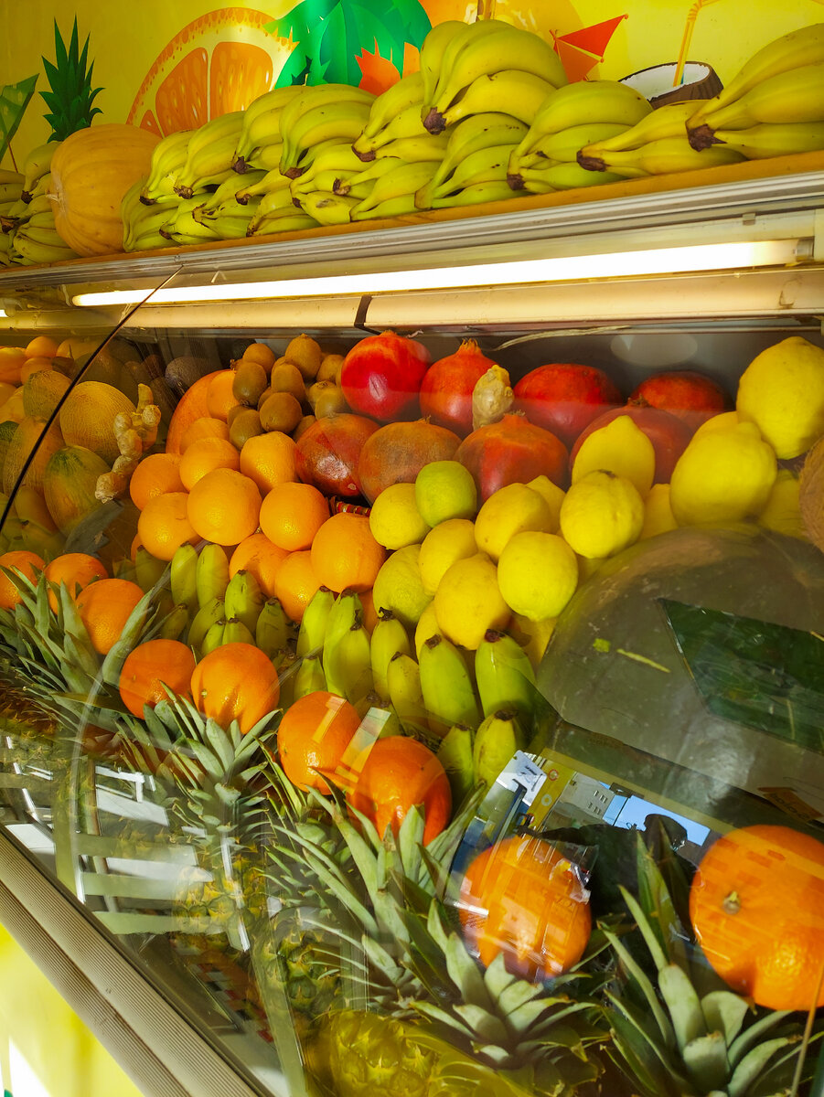 Прилавки киосков свежевыжатых соков в Аммане (фото автора).