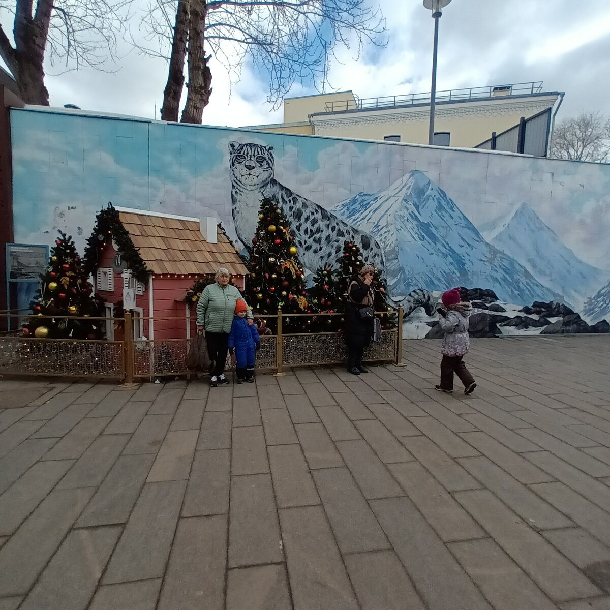 На выходе из метро к зоопарку