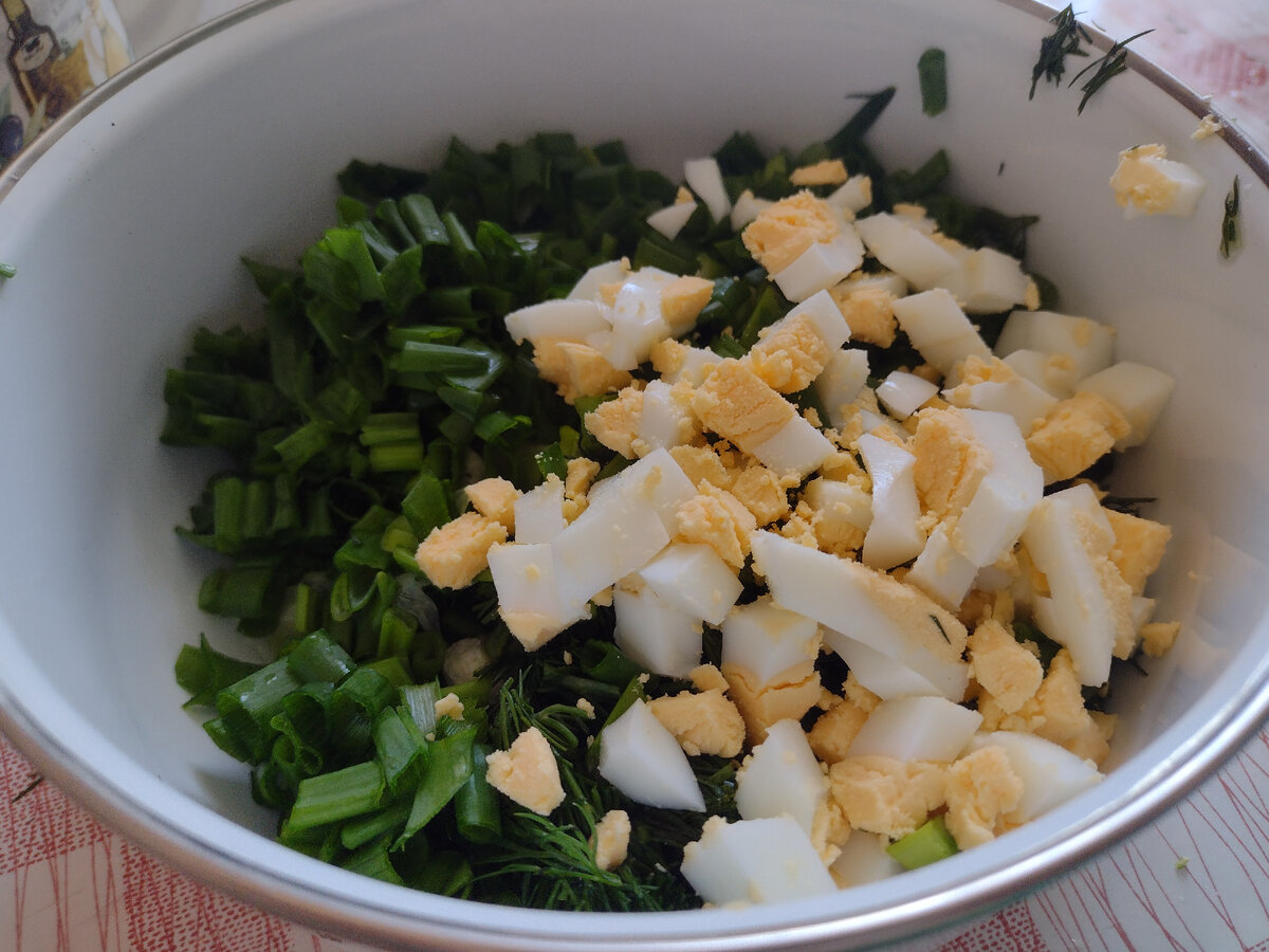 Чашку не дали, но хоть салатик нарезали для бедной живности)))