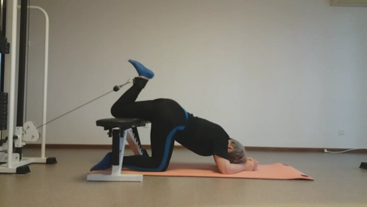 Упражнение для бицепса бедра с блочной тягой (рабочий вес здесь 20 кг)