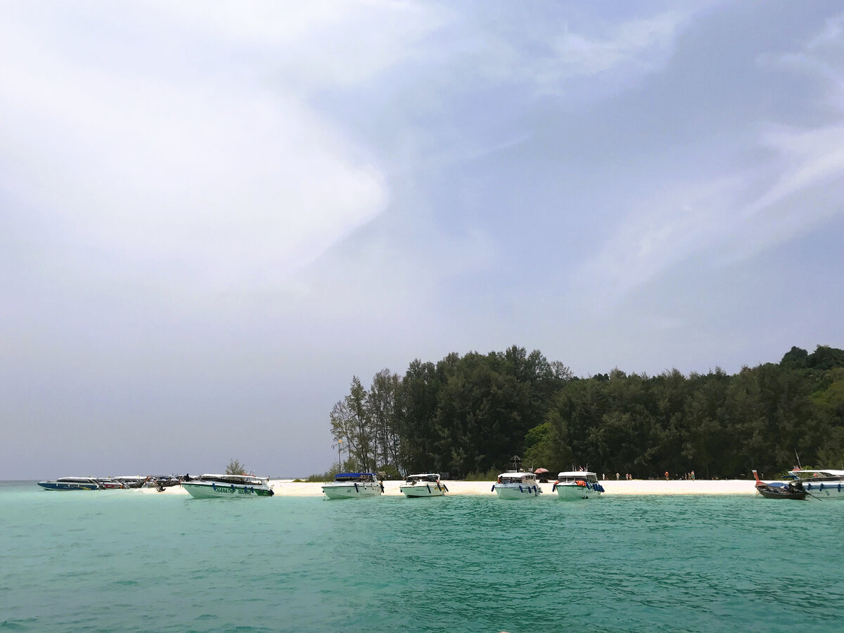 Уже на подъезде к острову Бамбу вы точно поймете, что едете в сказку