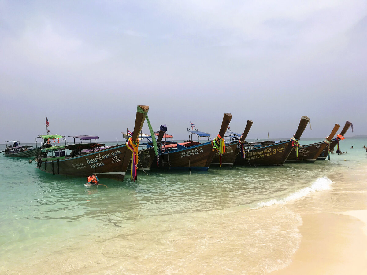 Стоянка длиннохвостых лодок на Бамбу