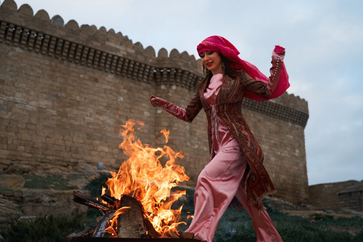Девушка байрама. Novruz Fire. Novruz Celebration. Novruz Holiday background. Nevruz background