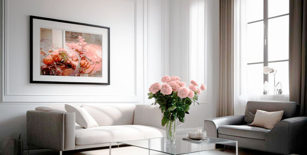 Иллюстрации сгенерированы нейросетью. Хорошо видно, что классические молдинги на белых стенах гармонируют с современными диванами и хайтек столиком из стекла. Всё это объединяет белый цвет.