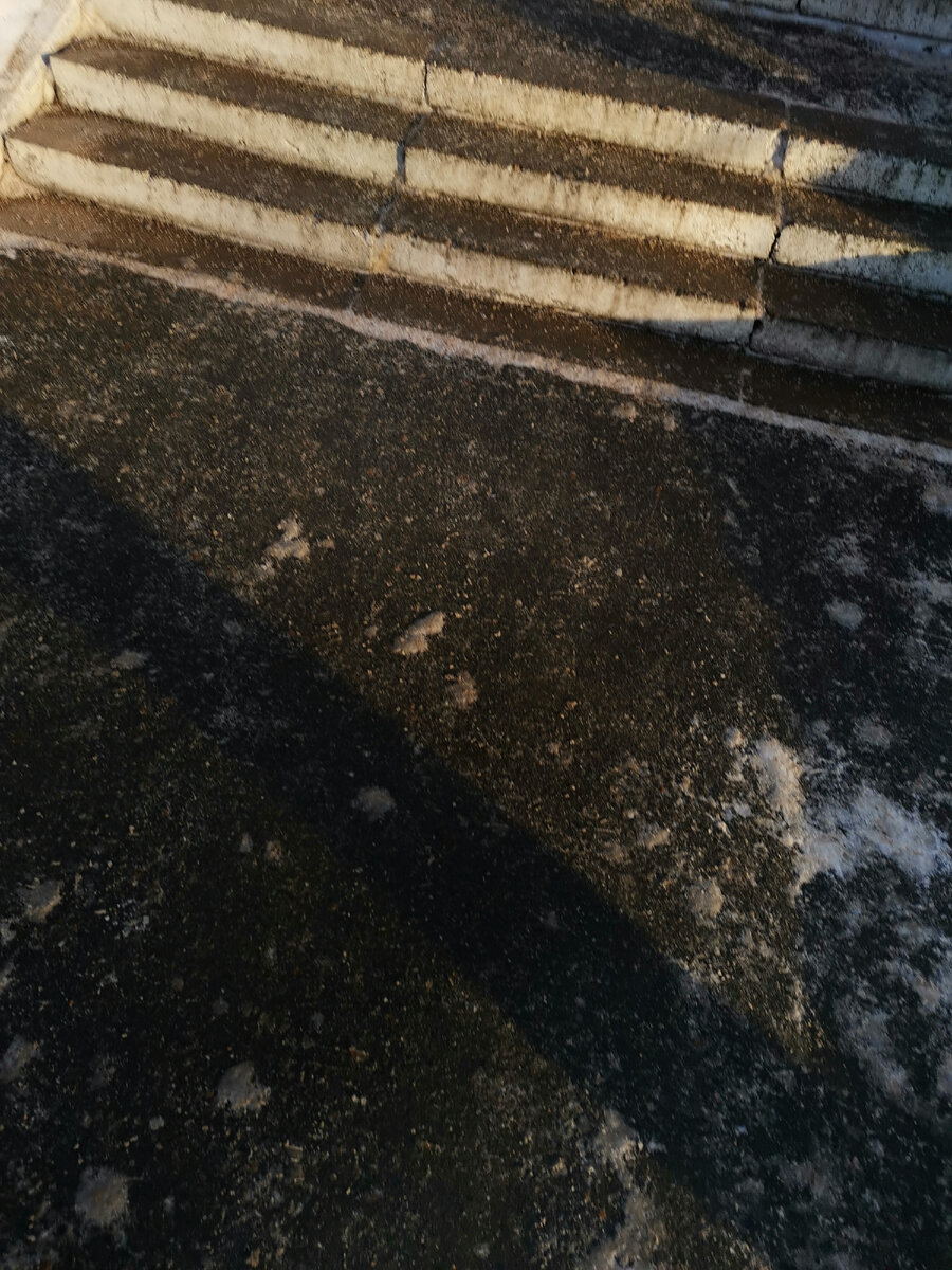 Обледеневшие лесенки, - отдельный вид испытаний через 4 дня после родов. Там везде были эти лесенки...