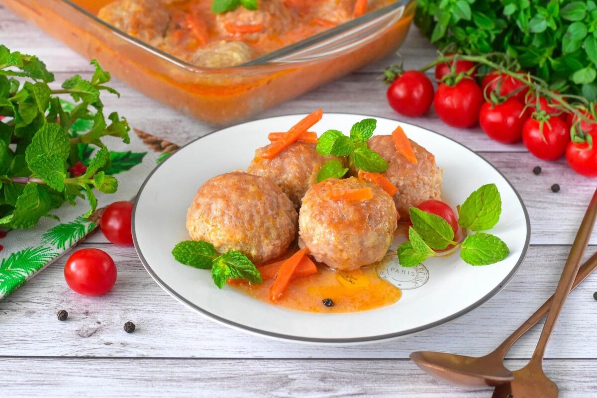 тефтели с овощами и подливкой. тефтели фото. тефтелевая подливка. тефтели жаркоп. митболы икеа.