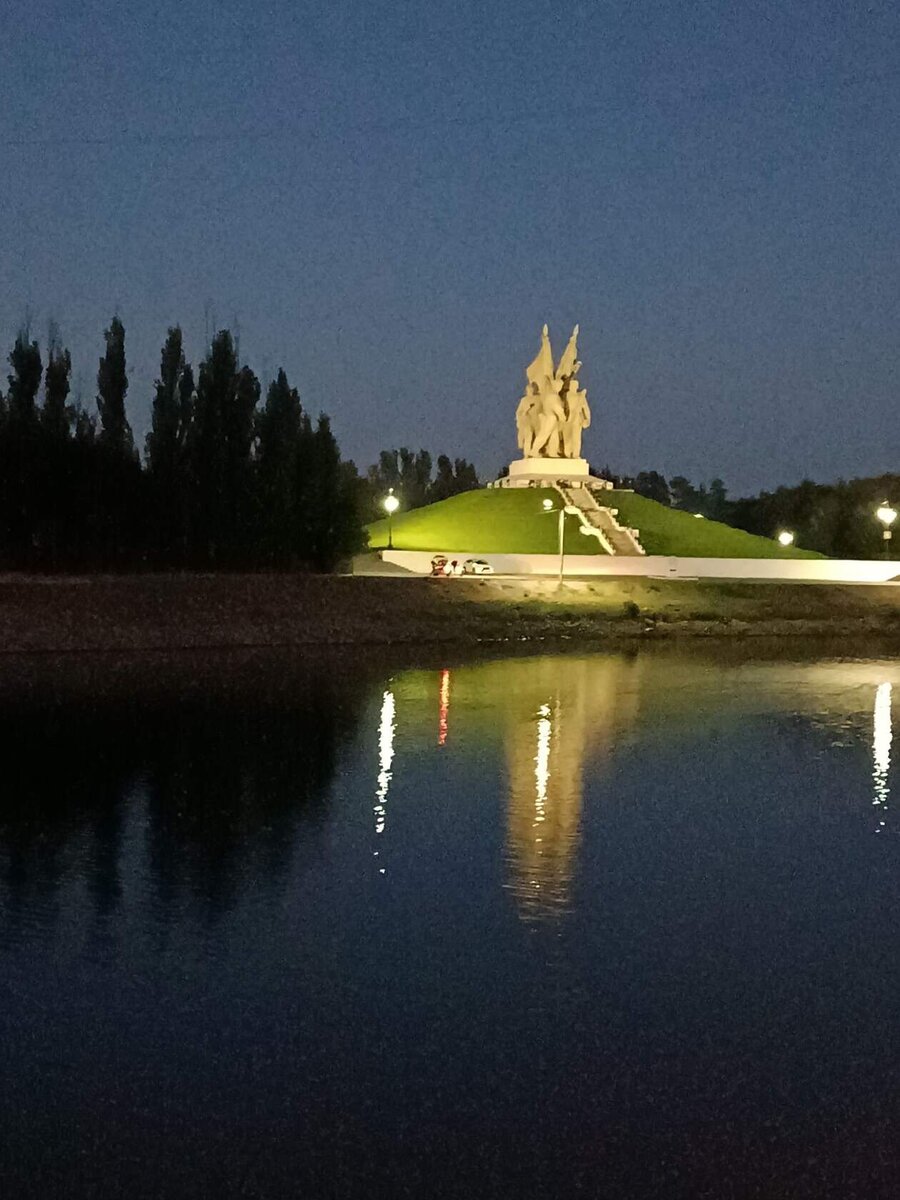 Монумент соединение двух фронтов.