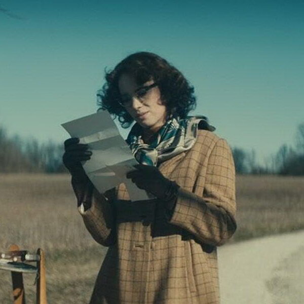     Майя Хоук играет смертельно больную писательницу в трейлере «Дикой кошки»