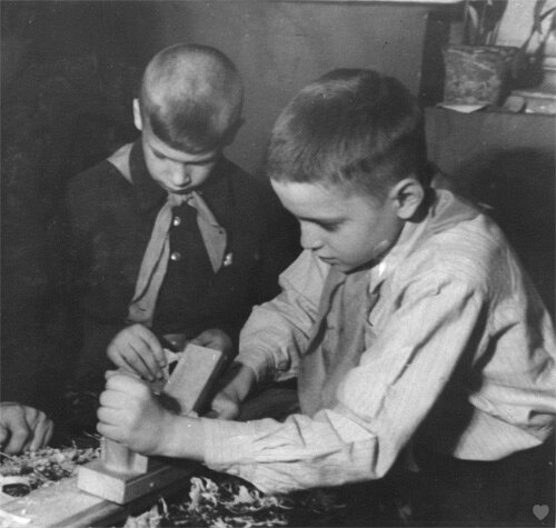    Сергей Никитин на уроке труда Фото: www.sergeytatiananikitiny.com