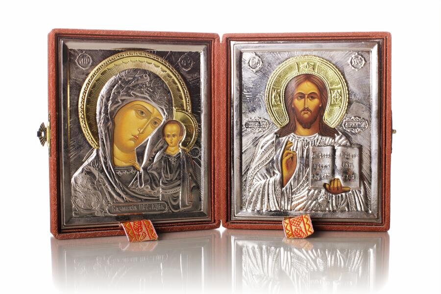    Как правильно разместить иконы в современной квартире? Фото: Depositphotos