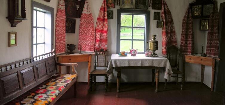    Иконы располагают в восточной части дома Фото: Depositphotos