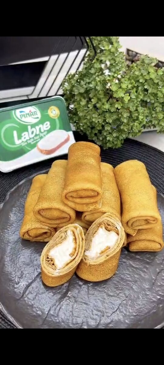 Вкусный завтрак 

500 мл молока
2 яйца
200 муки
1 ложка растительного масла
1 чайная ложка пищевой соды
Добавляем соль в сковороду
Мистер Сыр

Подготовка:
В миску положите молоко, яйца, масло, соль, чайную соду и муку, перемешайте венчиком и готовьте по одному на разогретой сковороде.
Для самых маленьких выкладываем секрет лабне тварой между приготовленными блинчиками.Наши блинчики готовы.Будут очень вкусные,обязательно приготовьте