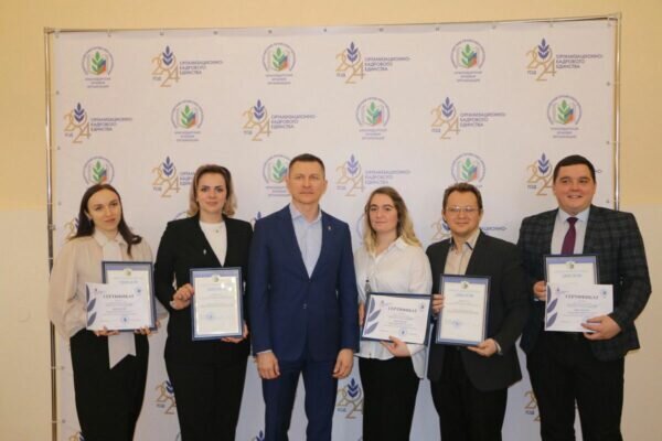    Сергей ДАНИЛЕНКО с финалистами краевого конкурса проектов