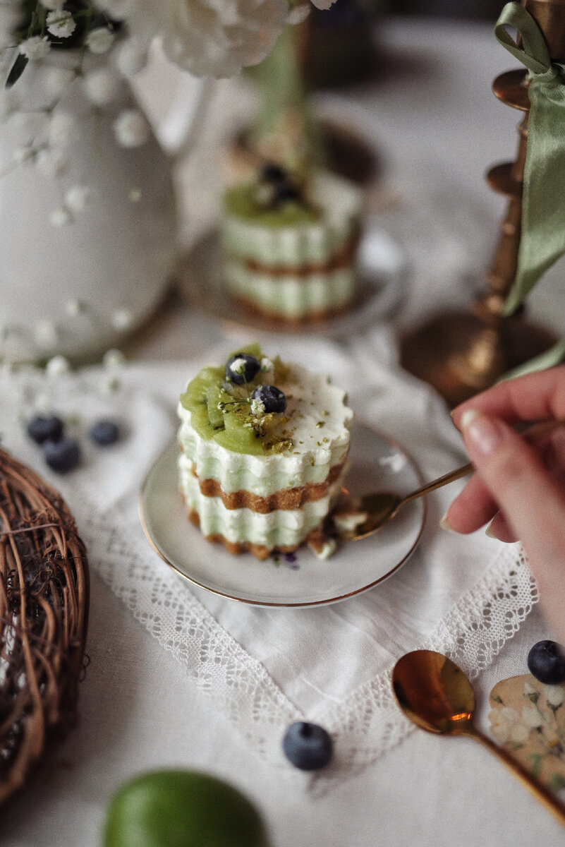 Витаминные мини-чизы с киви, лаймом и матчей без выпечки 🥝 | Дубрава | Дзен