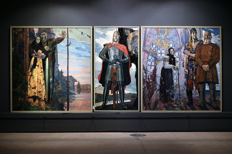 Триптих художника Павла Корина «Северная баллада», «Александр Невский», «Старинный сказ» (слева направо) во время подготовки к открытию выставки «Память поколений: Великая Отечественная война в изобразительном искусстве» © Рамиль Ситдиков, РИА Новости.