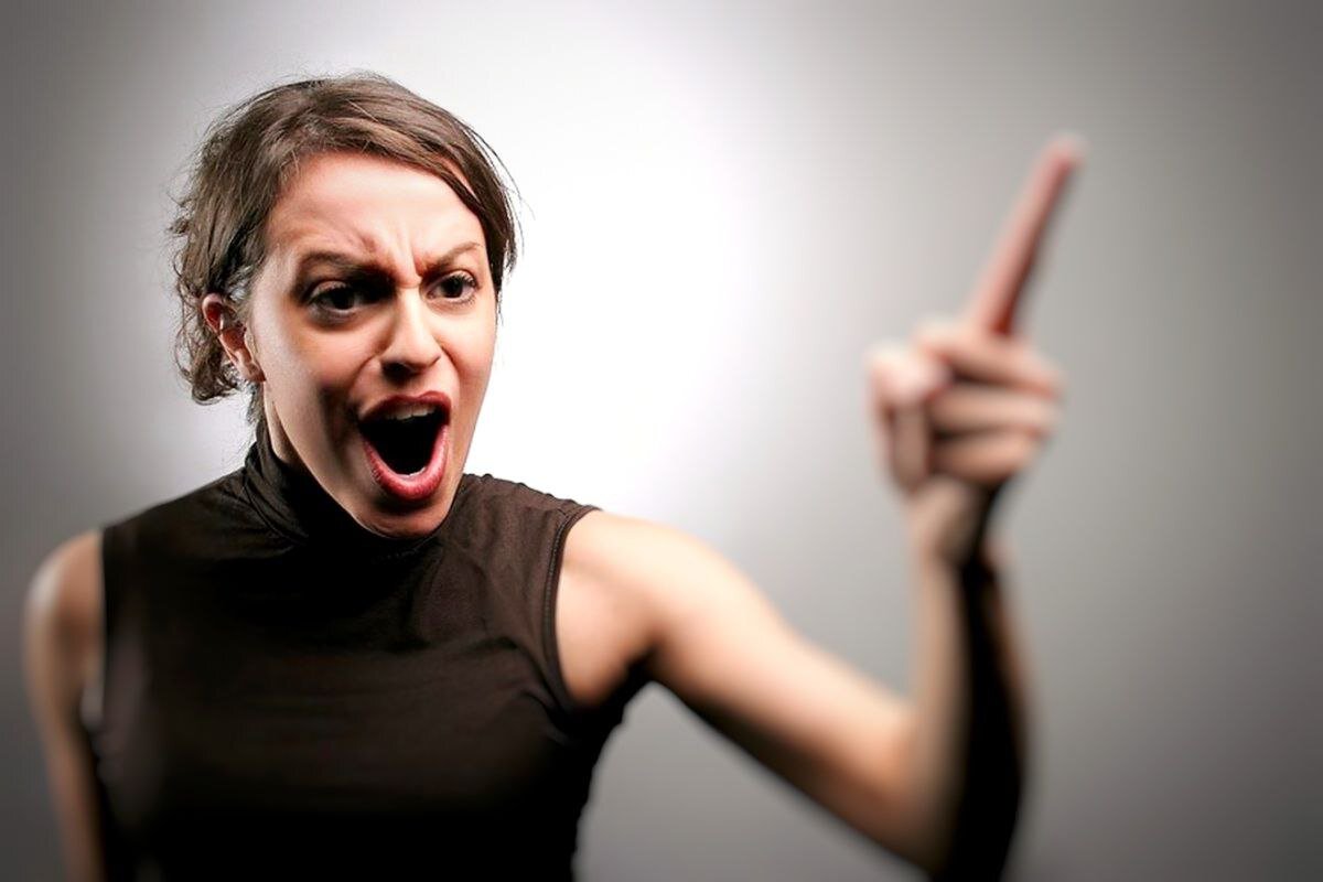 Агрессивная женщина