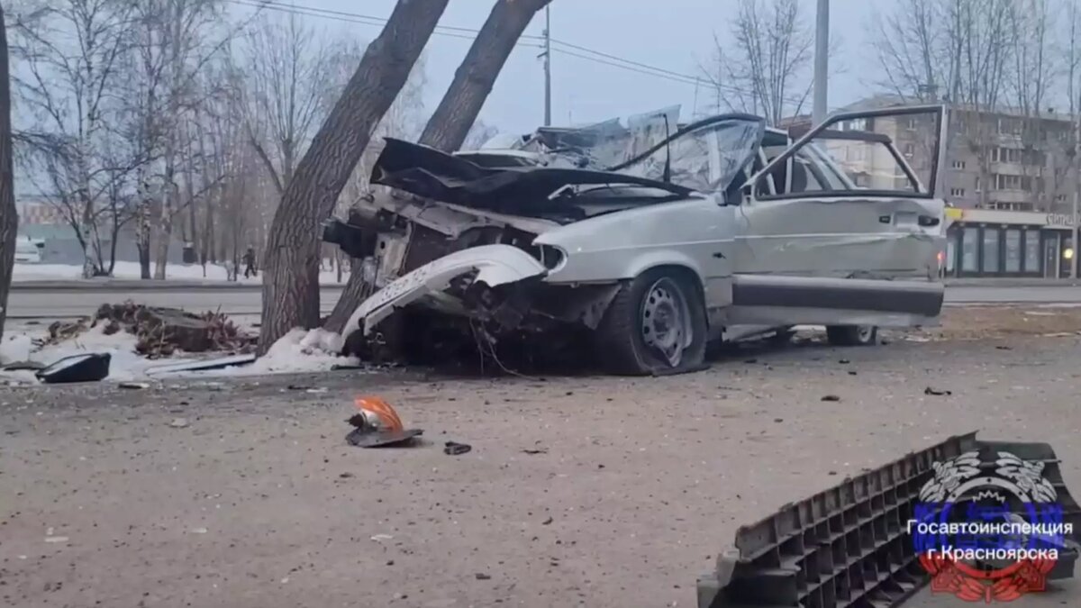     В Красноярске пьяный водитель пытался уехать от полиции, но врезался в дерево. В ДТП пострадали двое подростков.