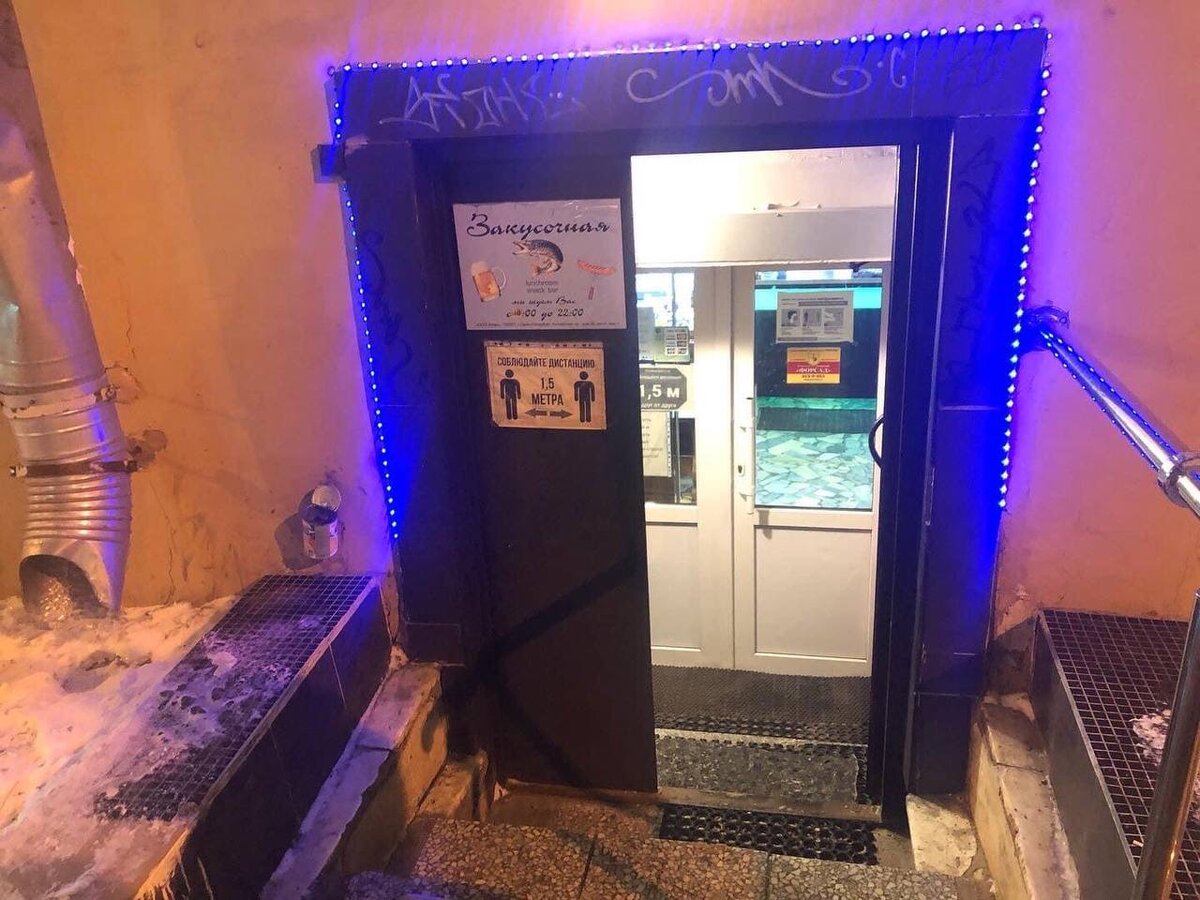 Адрес «Щуки» - ул. Декабристов, д.53. Заведение находится в полуподвальном помещении 