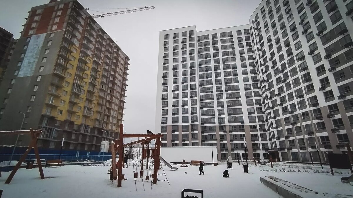     Женщина выпала из окна дома в ЖК «Малахово». Приехавшим на место происшествия медикам оставалось только констатировать смерть тюменки.